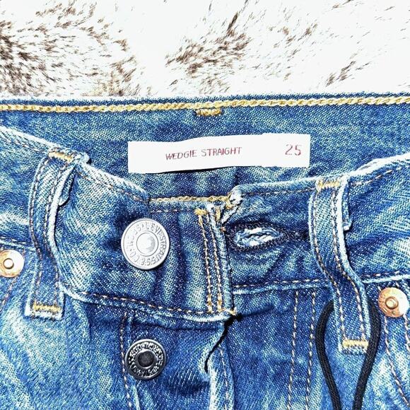 Levi’s Wedgie Fit Distressed Blue Jeans | Size 25 - Picture 4 of 5